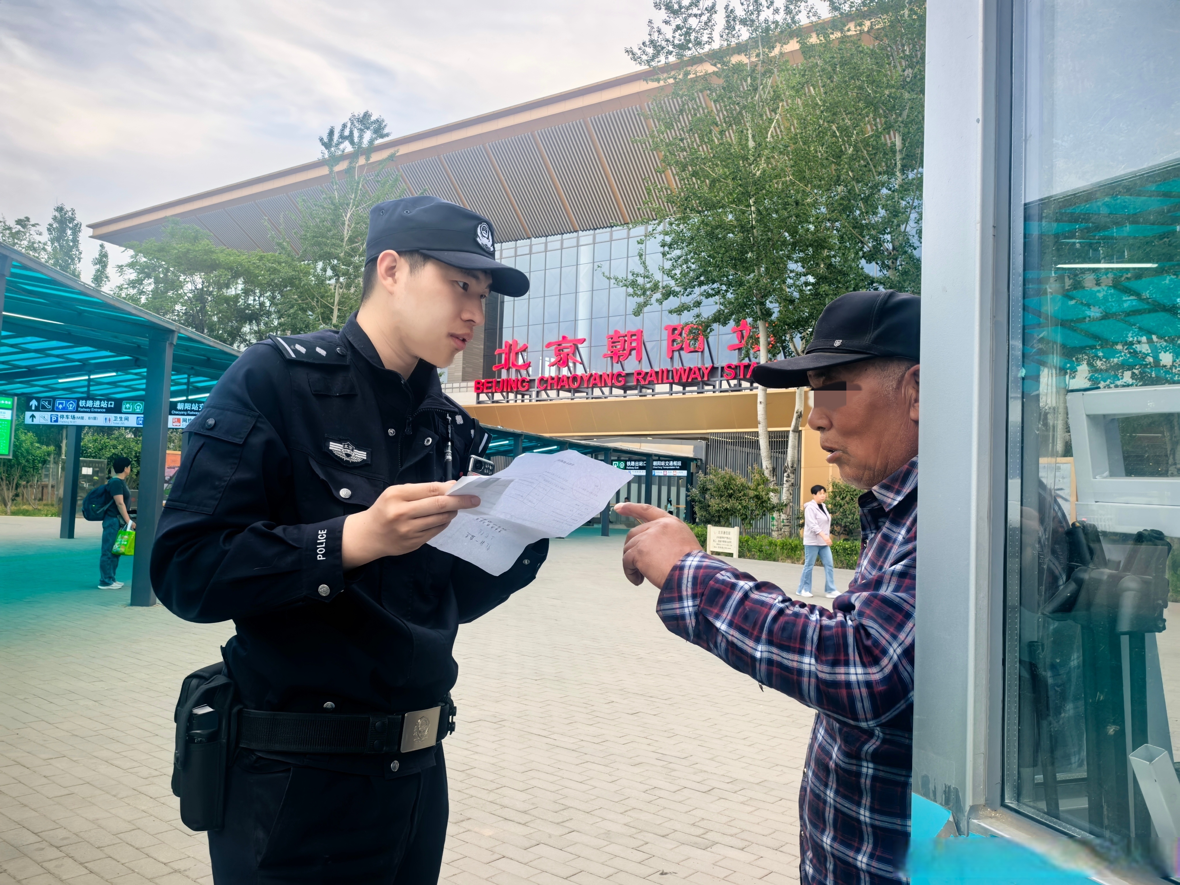 道外分局民警为迷途司机指路 帮走失老人归家
