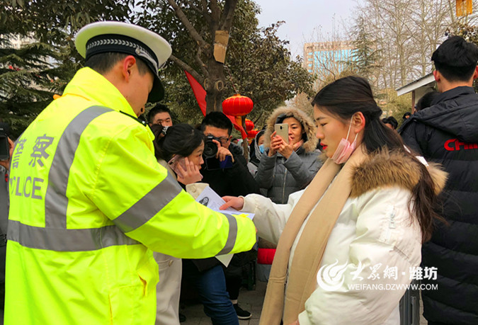 助走失老人归家 帮游客寻回身份证 道外分局民警暖心解民忧