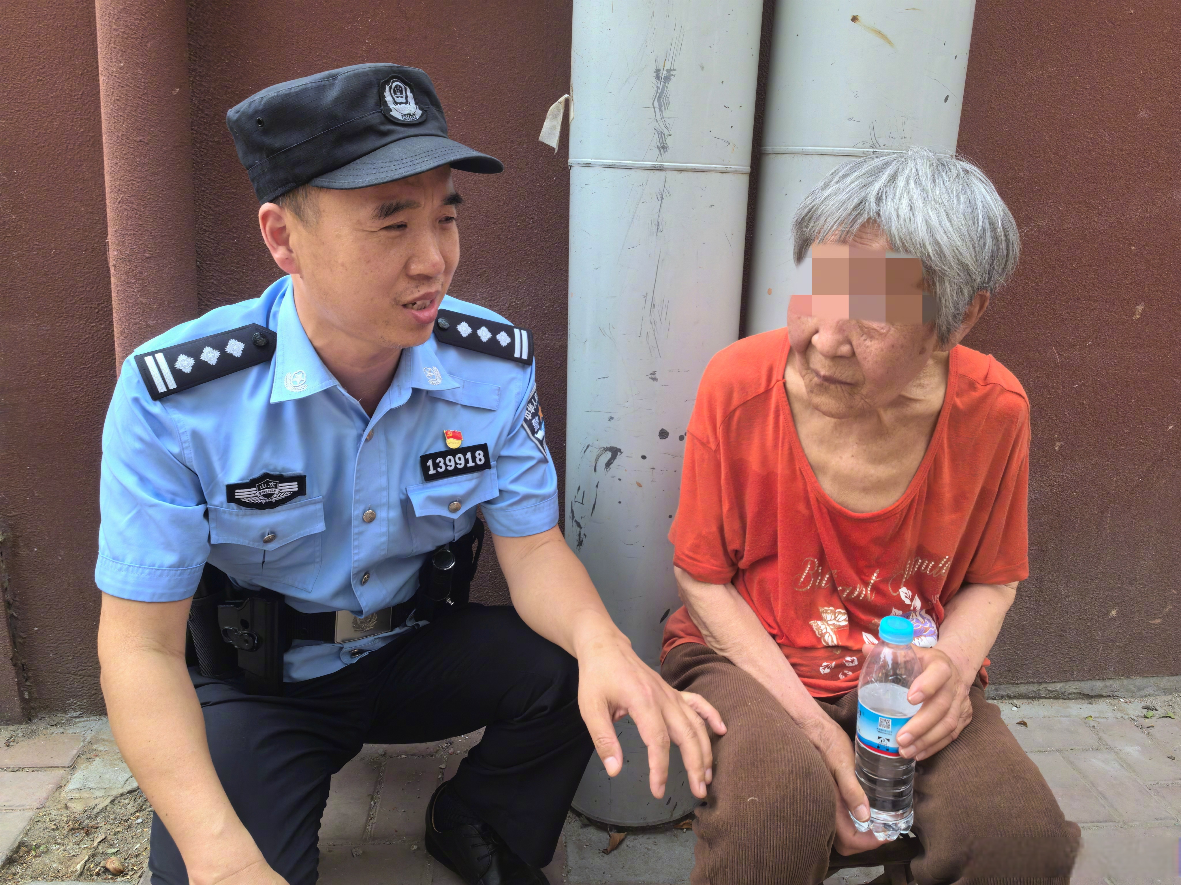 老人突发脑梗摔倒 巡逻民警秒变“救护员”