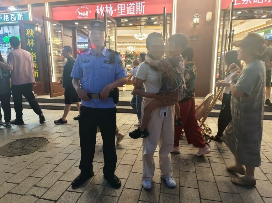 “陪”你开学 “护”你平安! 冰城公安守护值拉满!