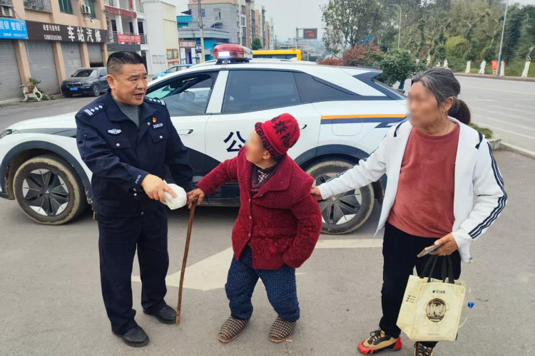 暖心守护!南岗分局民警巡逻中连续救助迷路老人 警民携手传递城市温度