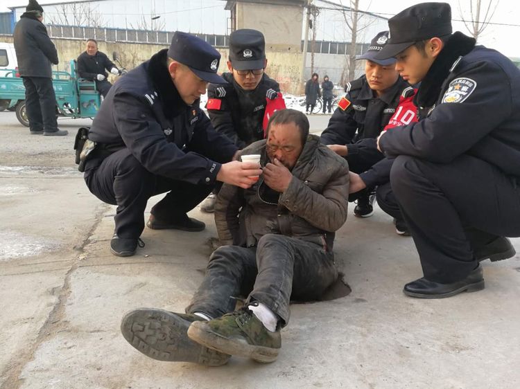 南岗分局先锋派出所巡逻中连续救助多名醉酒群众 暖心行动守护平安显担当