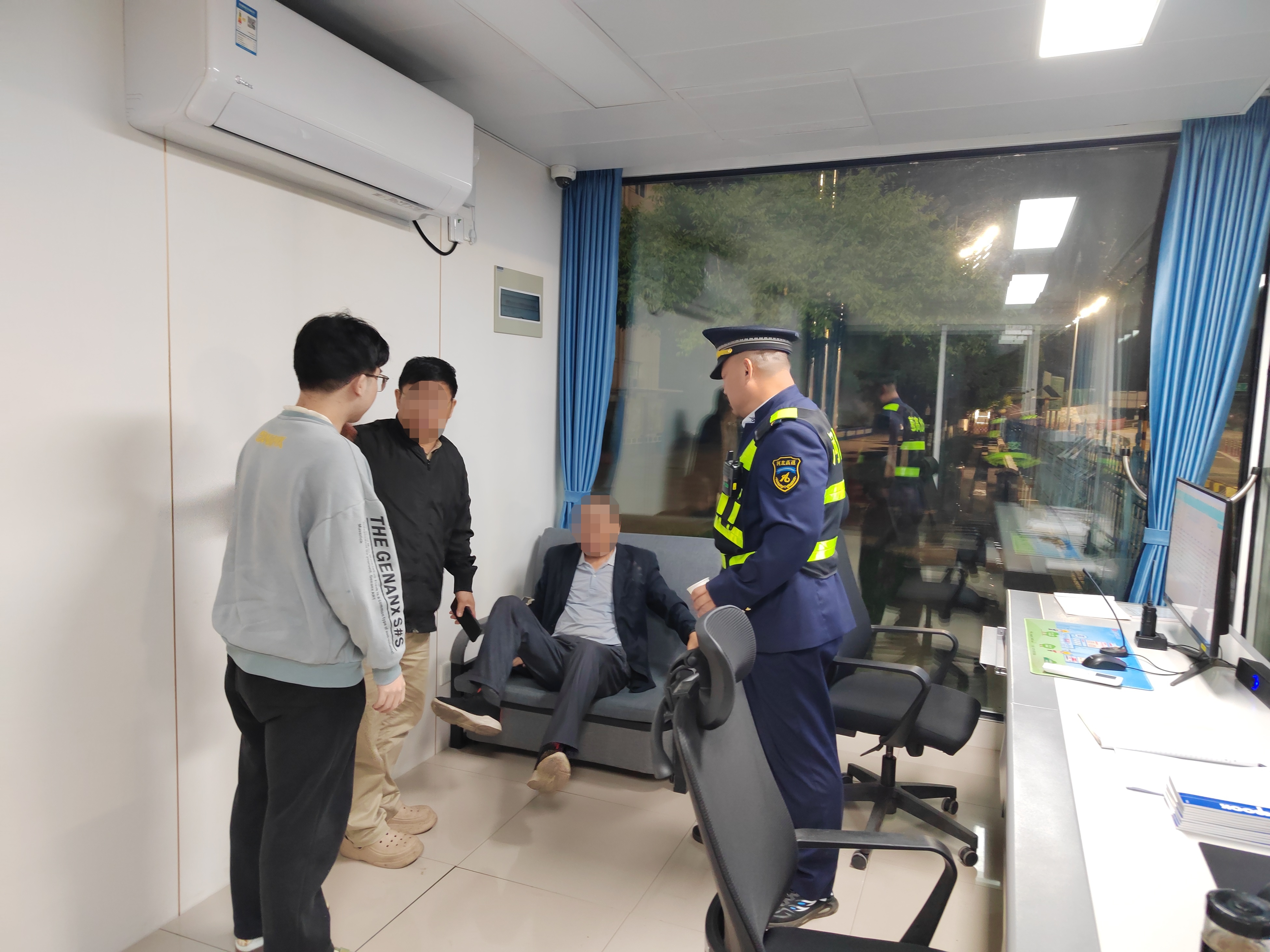 南岗分局先锋派出所巡逻中连续救助多名醉酒群众 暖心行动守护平安显担当