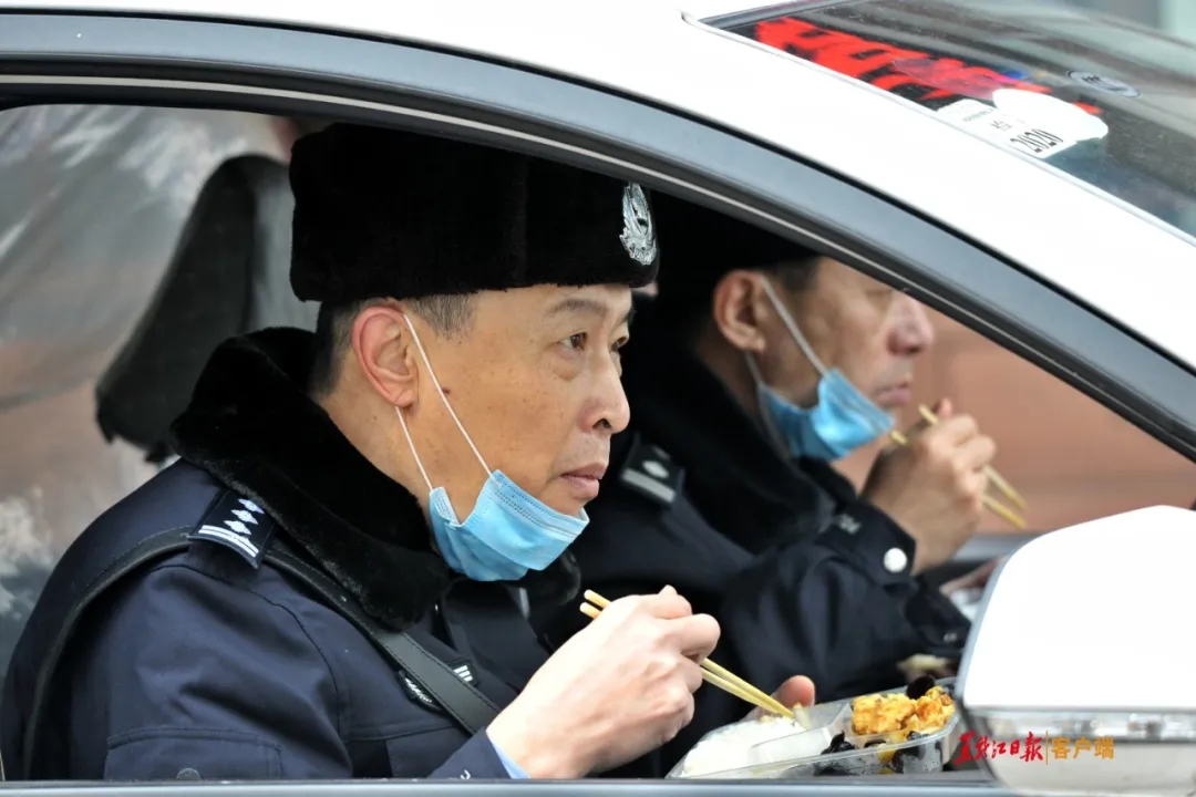 脚步丈民情 茶香暖人心: 一位老警察的“群众工作经”