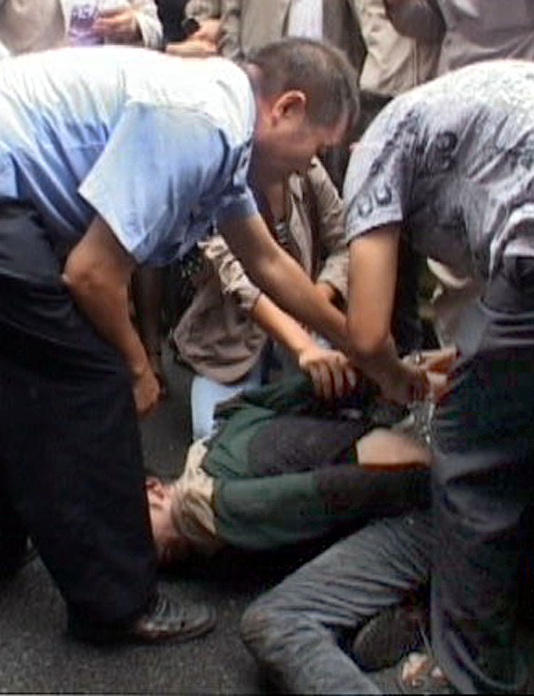 “警”急救助!群众突发疾病 民警火速送医