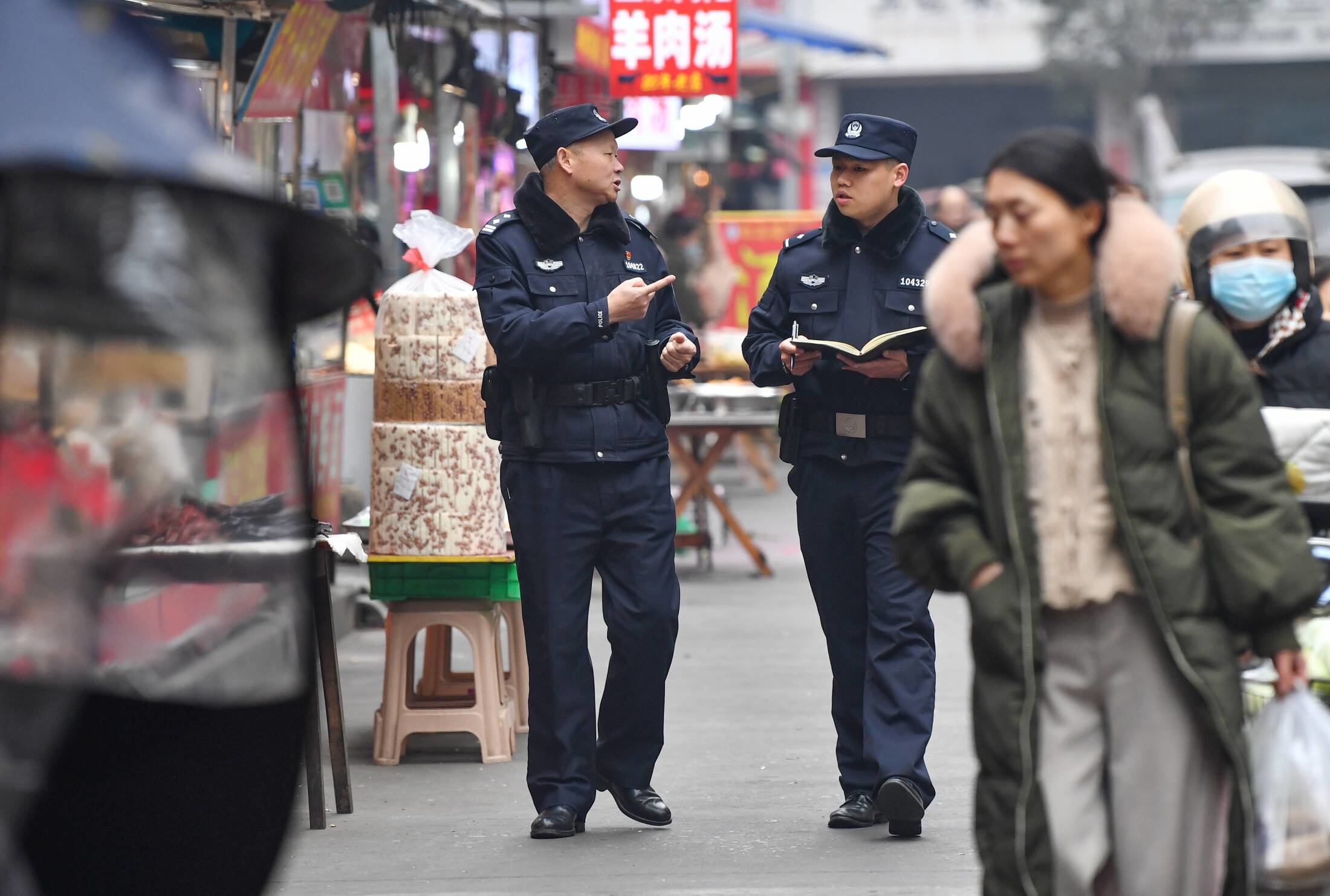 从户籍窗口到案件一线:冰城警营师父带新警读懂“为民”真谛
