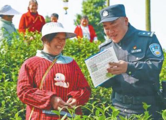 开学季护安全 宾县公安在校园门前播撒“平安种子”