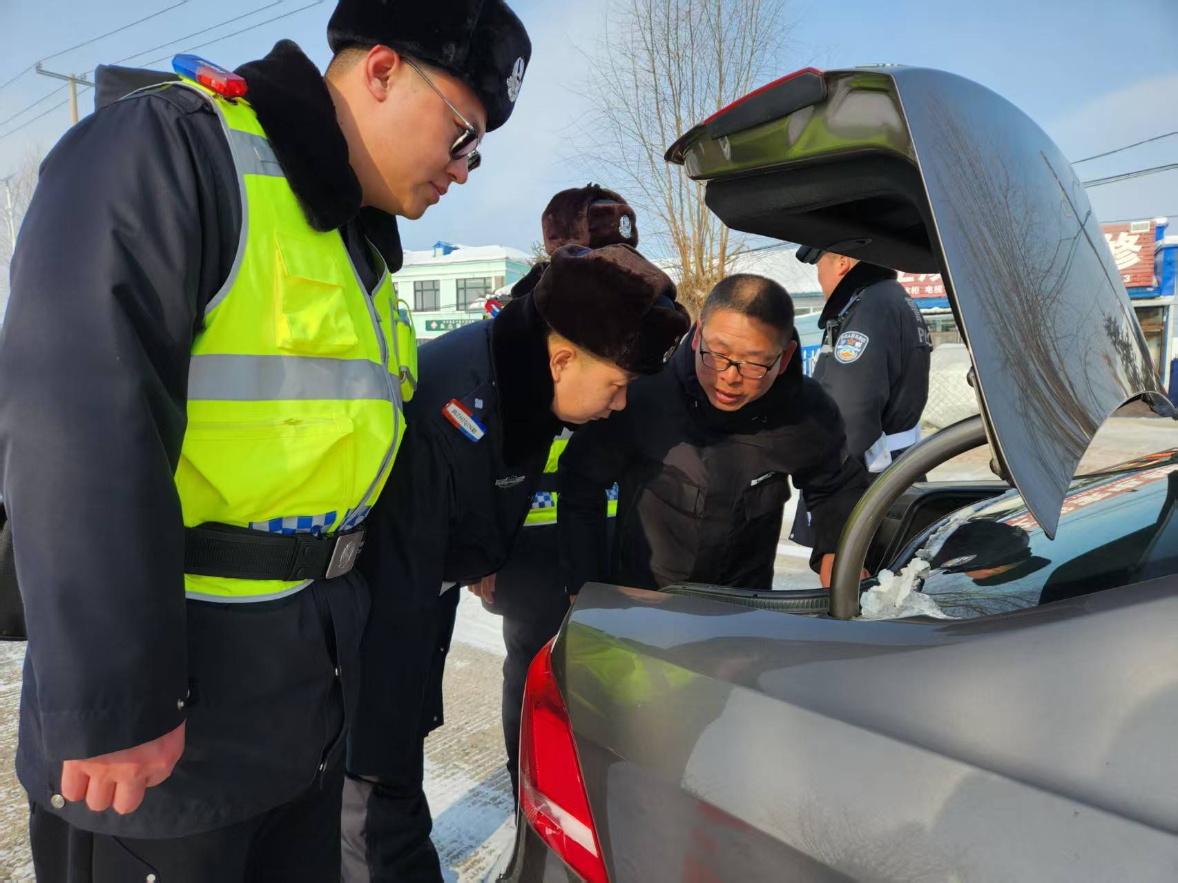 冰城公安：多维发力 织密水域安全防护网