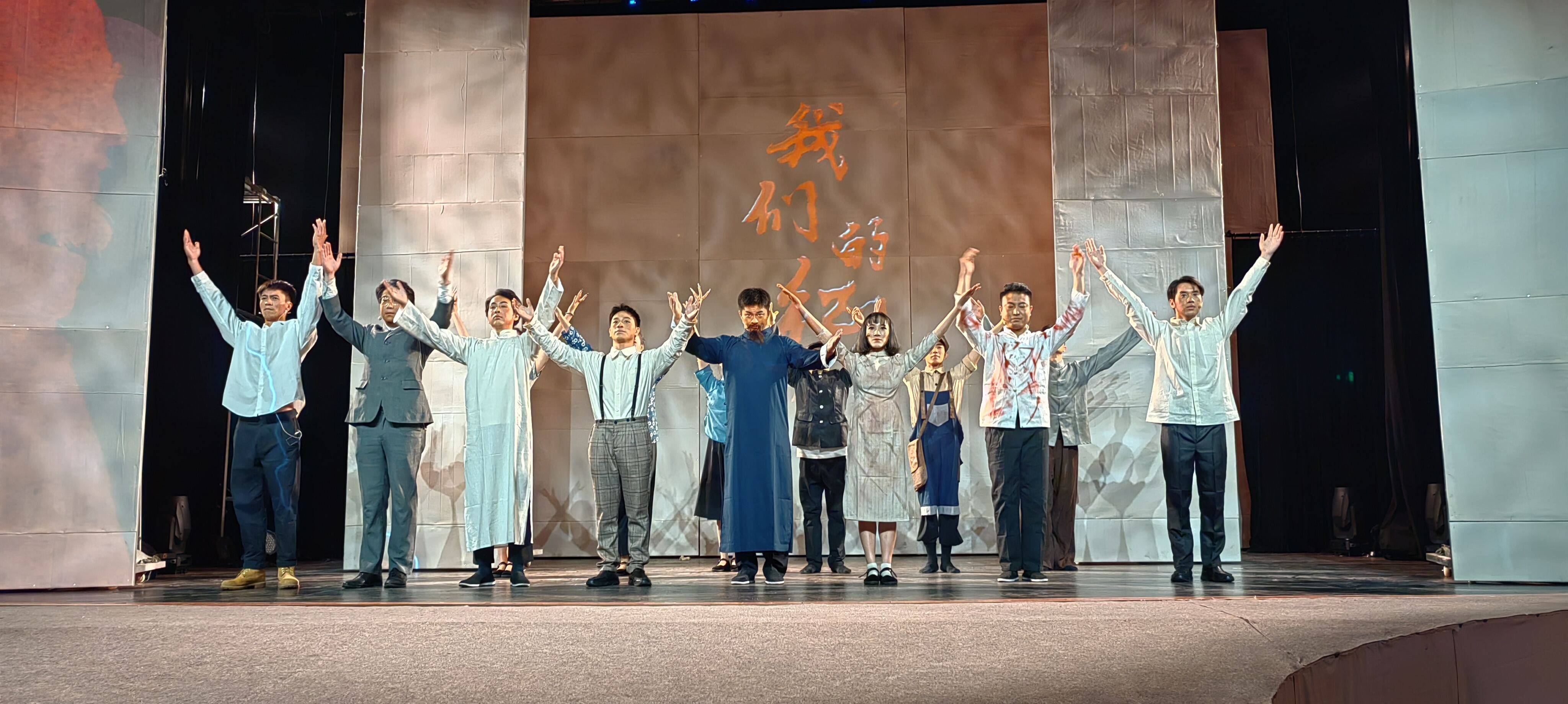 鸡西移动公司工会组织观看“燃烧的旋律 咱们工人有力量”话剧表演