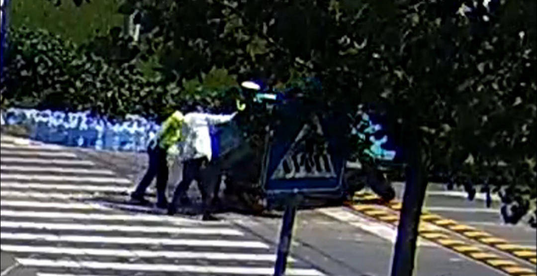 货物意外掉落 民警化身“搬运工”