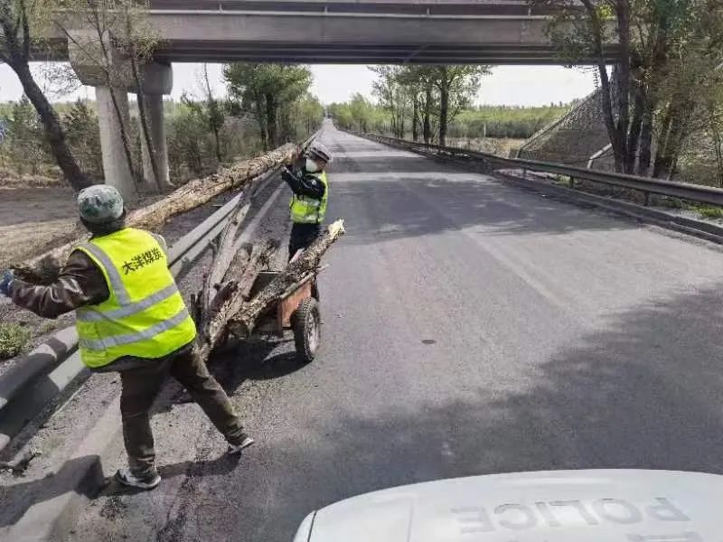 货物意外掉落 民警化身“搬运工”