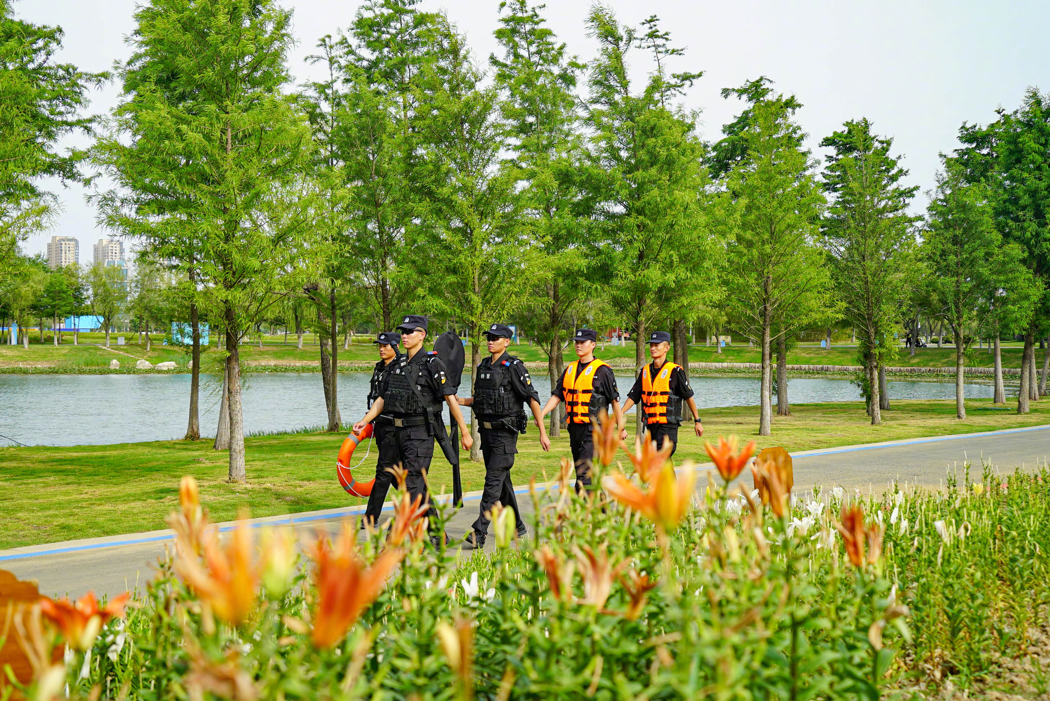 冰城公安:秋风十里护学路 藏蓝身影系温情