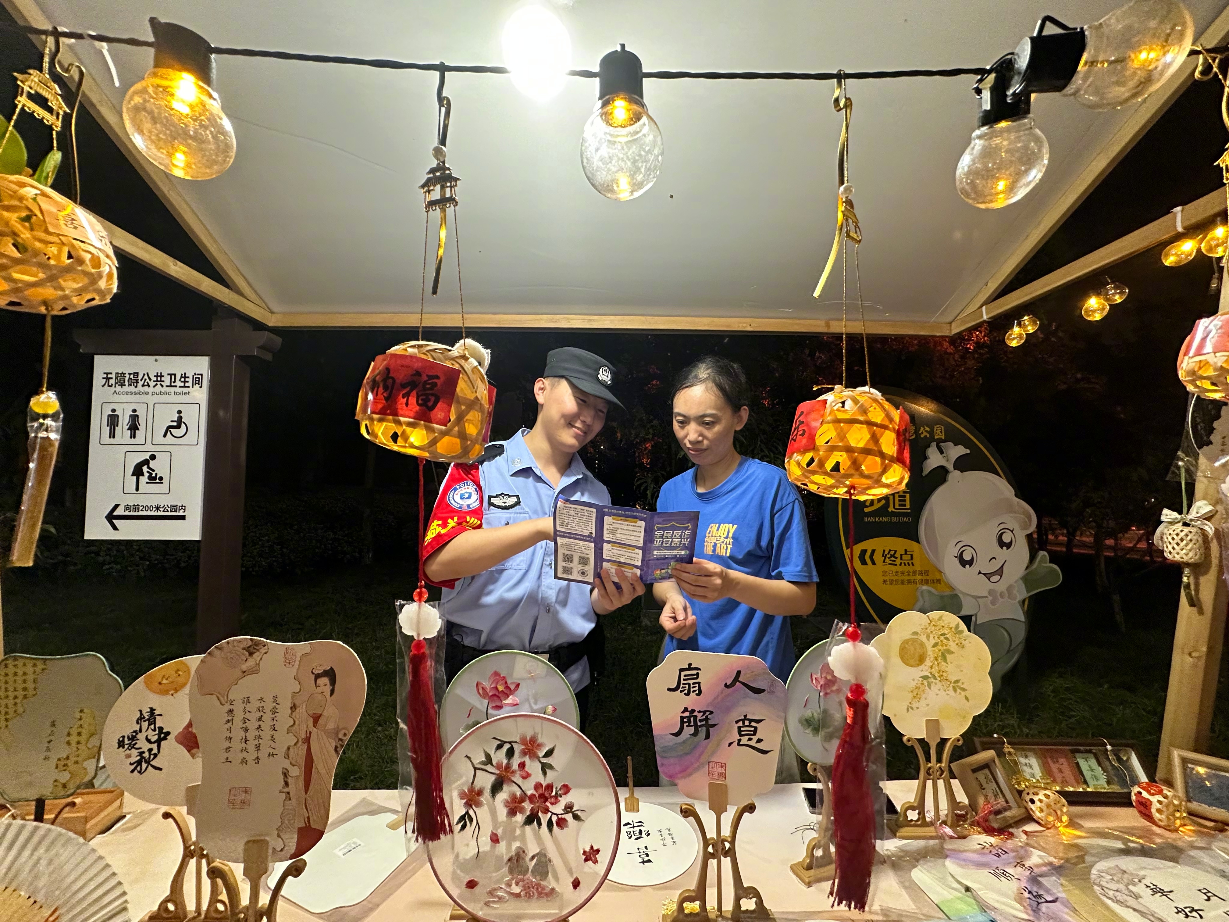 冰城公安:秋风十里护学路 藏蓝身影系温情