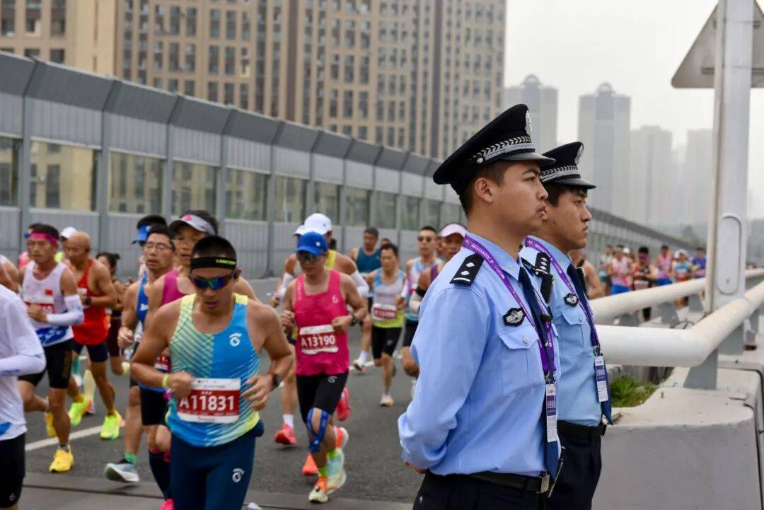 冰城警徽闪耀:南岗分局民警巡逻中助特殊儿踏上归途