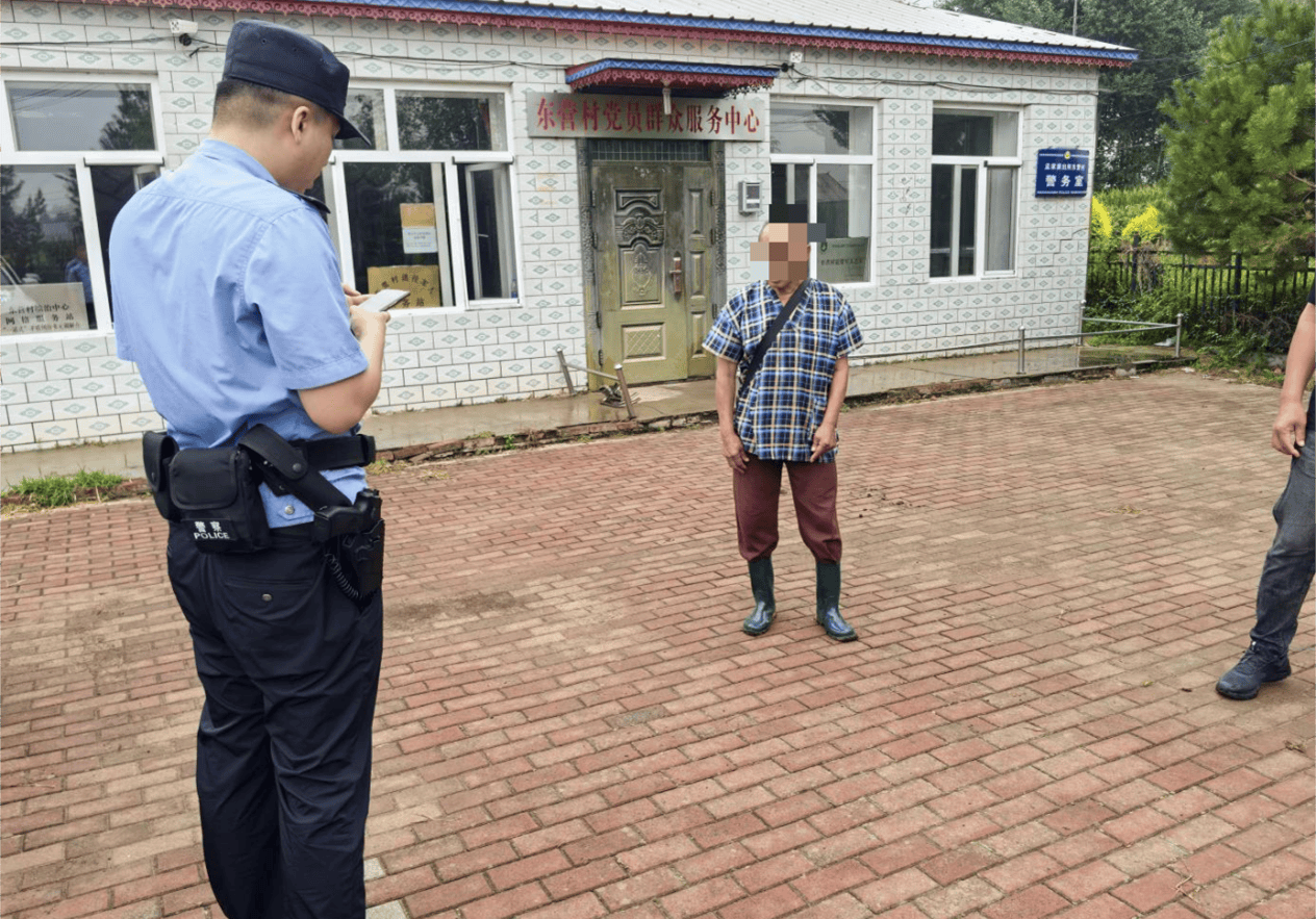 冰城警徽闪耀:南岗分局民警巡逻中助特殊儿踏上归途