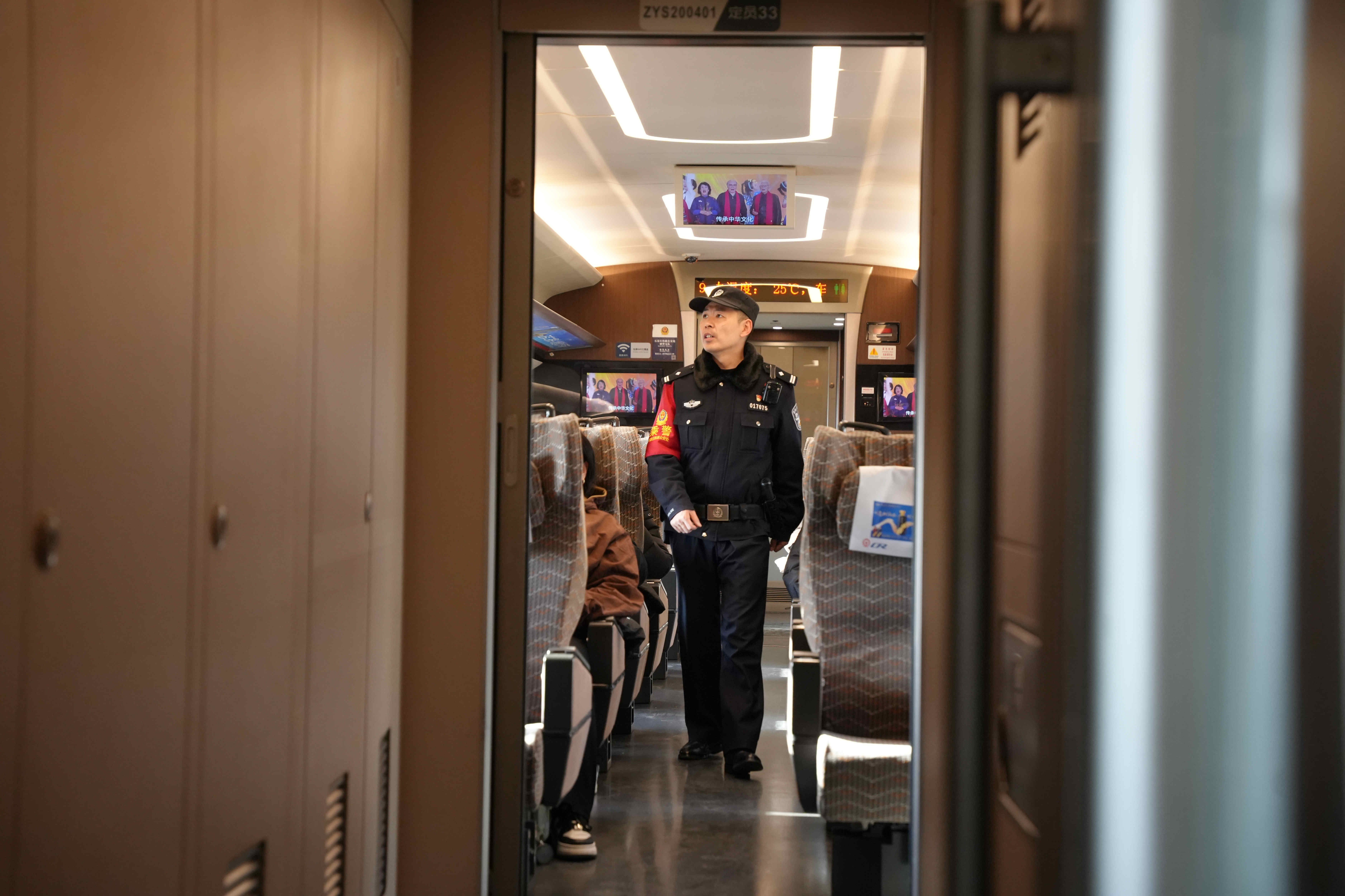 从“不知所措”到“独当一面”：“马尾辫”新警的成长，藏着老民警的“绣花”教诀