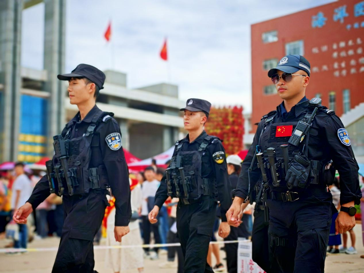 南岗公安巡逻中“路标式”服务：从景区到校园传递城市温暖
