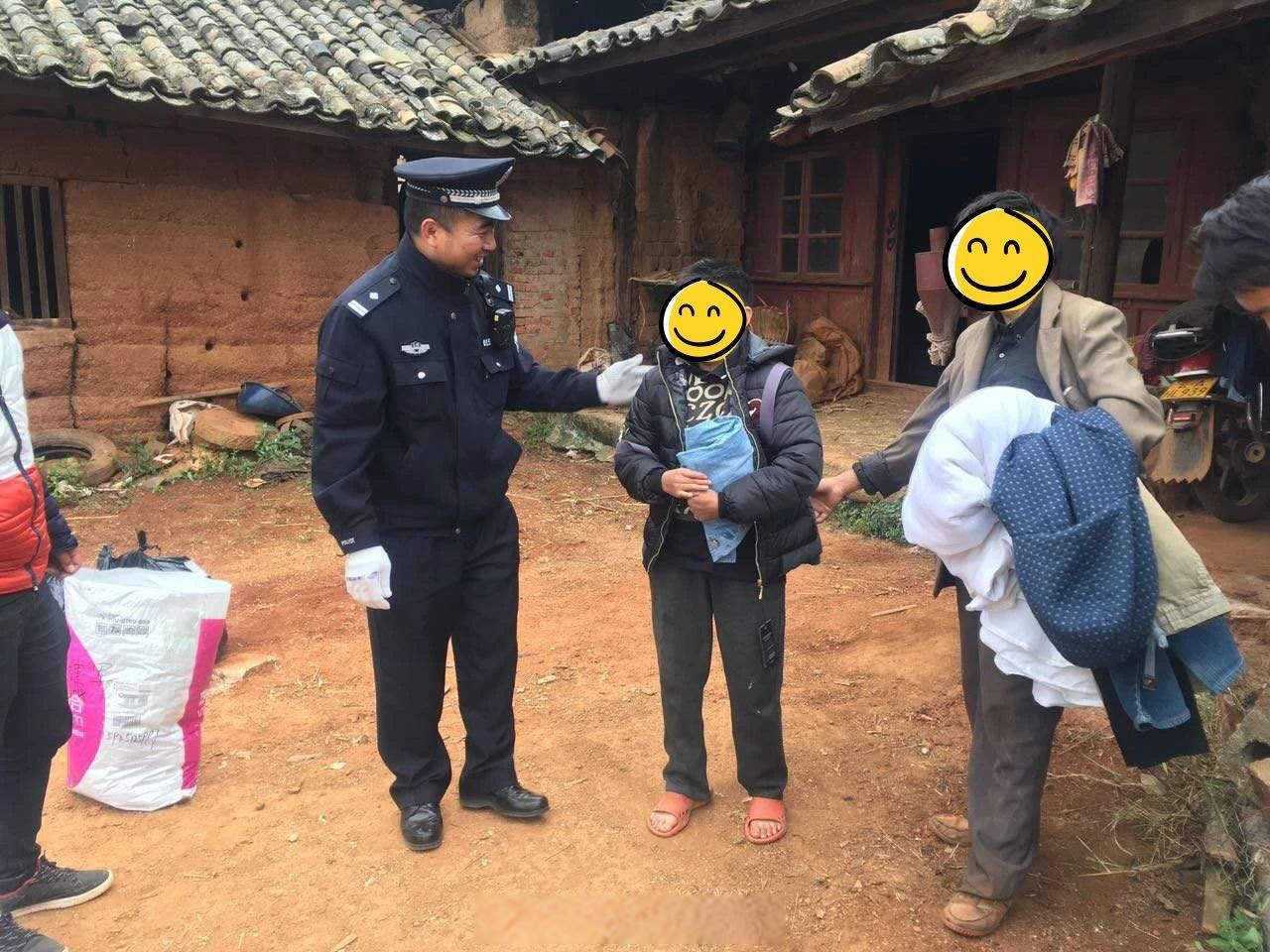 南岗分局民警巡逻中救助倒地群众获赞誉
