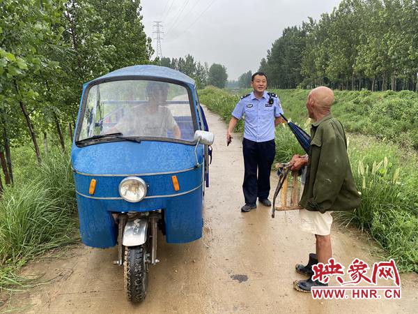 南岗分局民警巡逻中救助倒地群众获赞誉