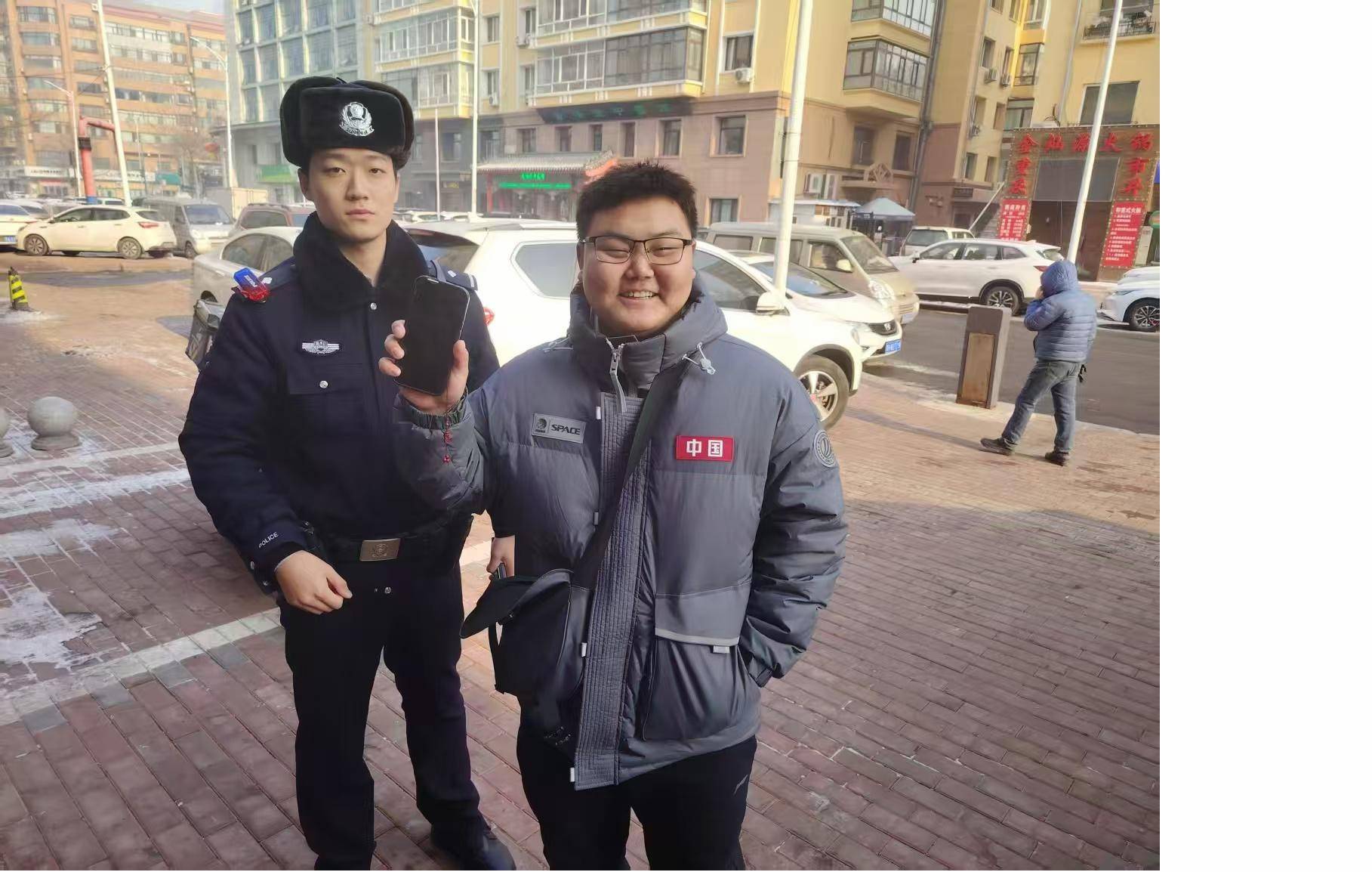 南岗分局民警巡逻中助力韩国游客寻回“重要行囊”