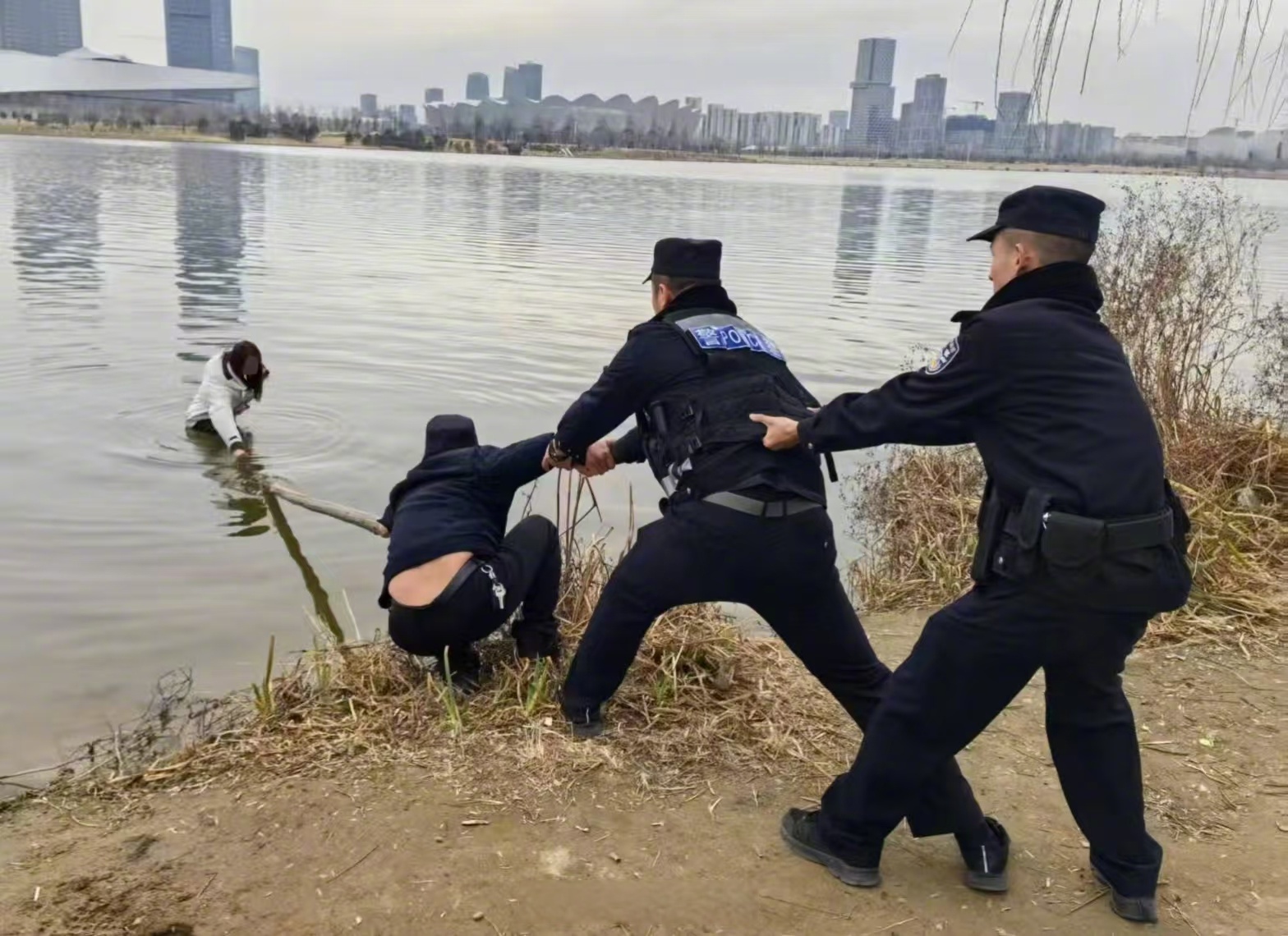 南岗分局民警巡逻中助力韩国游客寻回“重要行囊”