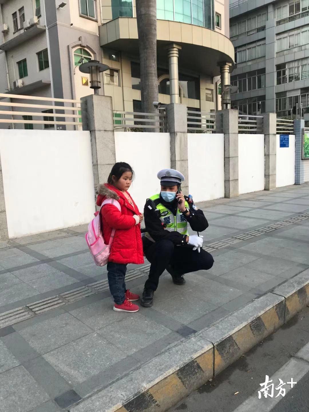 南岗分局民警巡逻中帮助迷路孩子找到家长