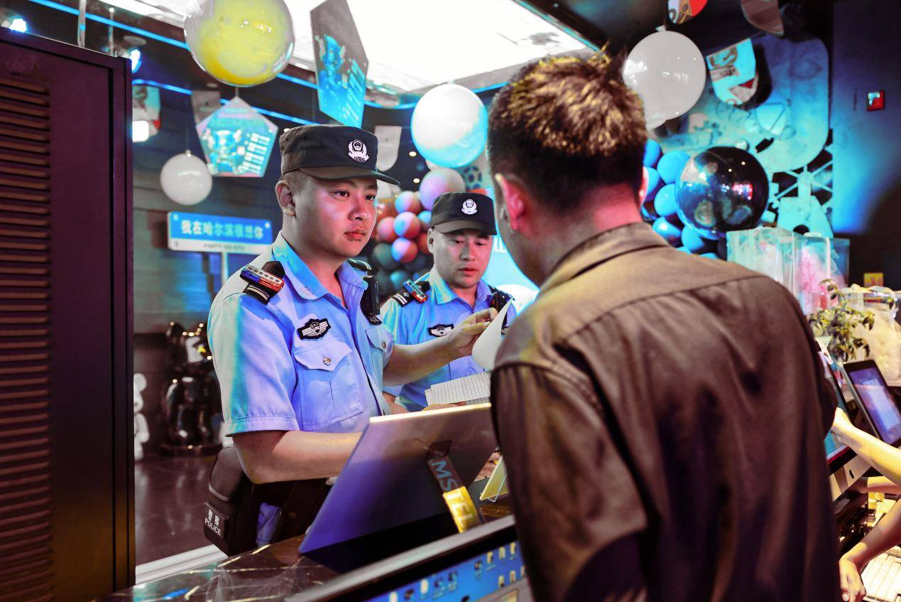 冰城暖警事：南岗分局民警巡逻中救助外来务工人员