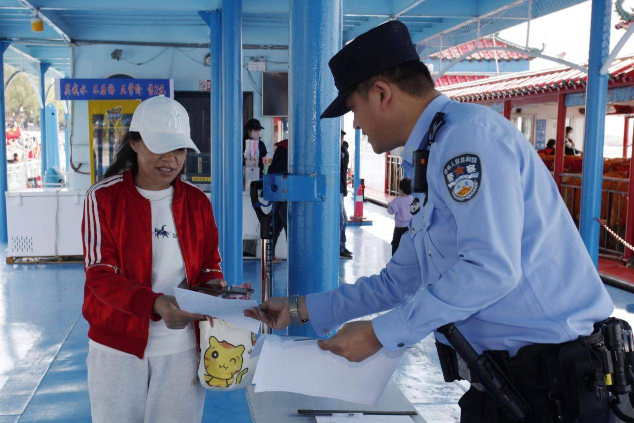 洒一腔热情 守一江平安 冰城公安多维度筑牢秋季水上安全防线